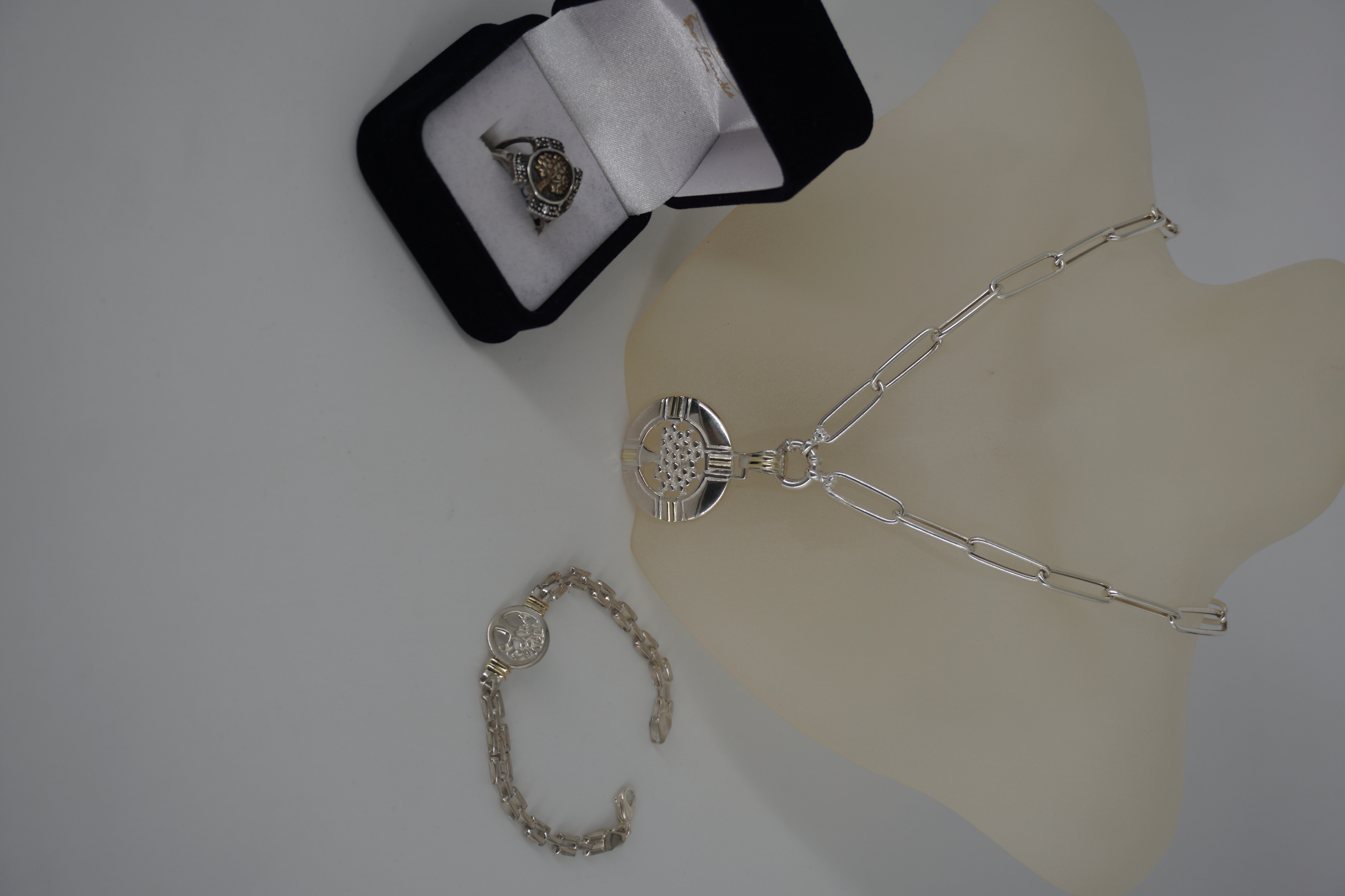 Collar, anillo y brazalete